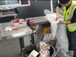 在雨季安排航空货运货物时，托运人应注意哪些问题